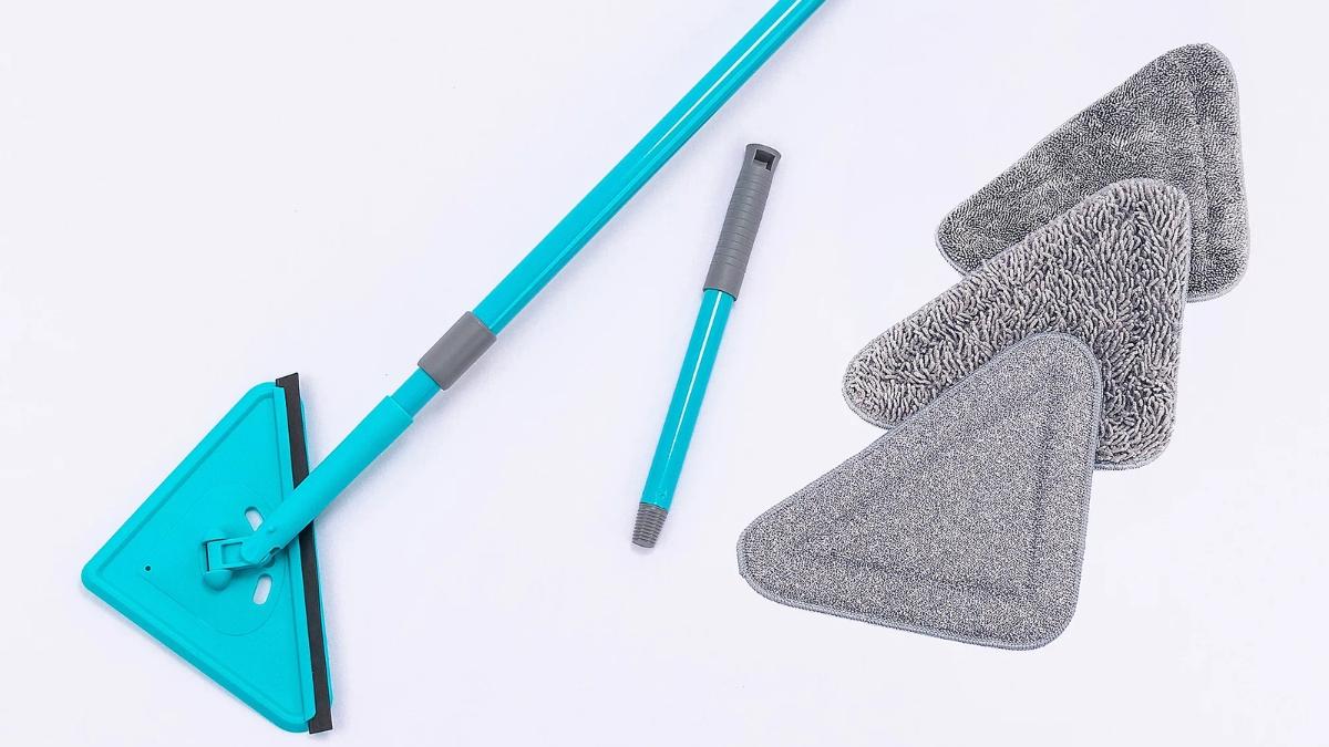 CAMPANELLI Pro Series Windshield Cleaner with extendable handle, short pole, and three triangle cleaning pads.